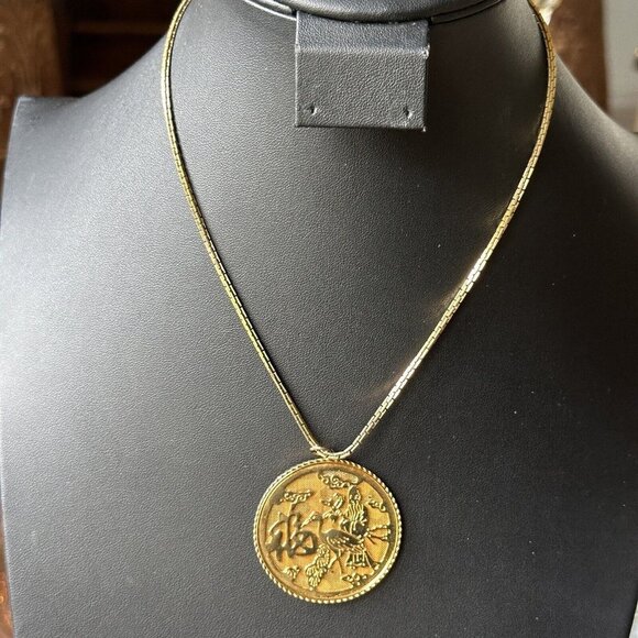 Vintage Monet Asian Inspired Detailed Necklace Gold Tone Metal Mesh Signed 17"‎ - Picture 5 of 6